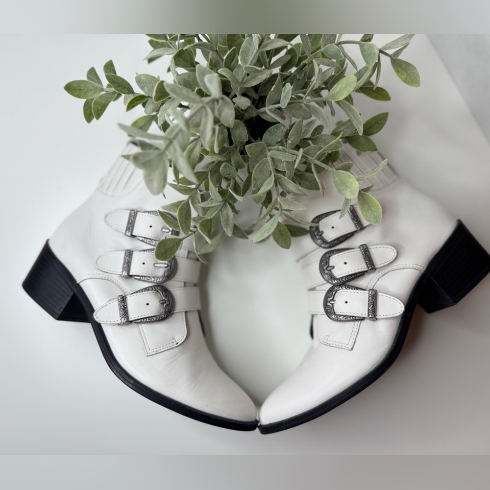 Steve Madden Bark White Leather Belted Ankle Booties Size 7.5M Streetwear Moto - Picture 2 of 15